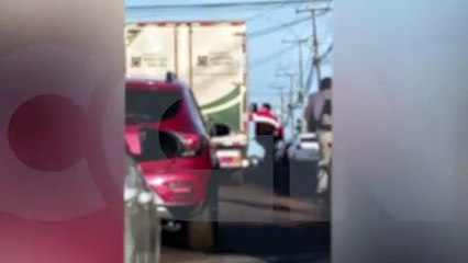Ciclista arrisca a vida pegando "carona" em caminhão na Rua Europa