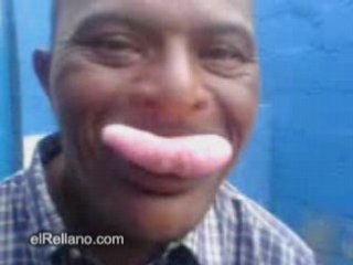 Incroyable ! Une bouche et une langue hors norme !