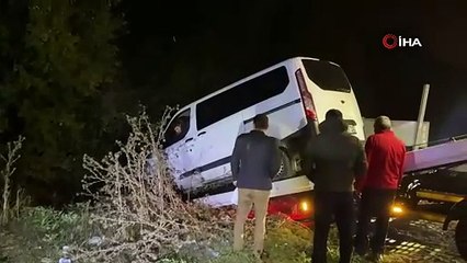 İnegöl'de kontrolden çıkan minibüs dere yatağına uçtu