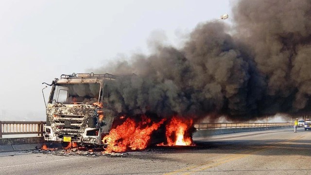 Hà Nam: Xe tải bốc cháy dữ dội trên cầu Yên Lệnh