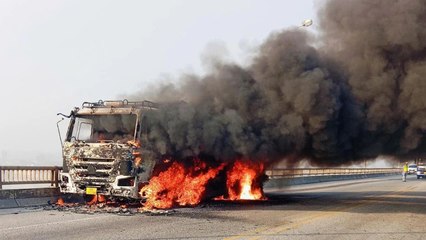 Hà Nam: Xe tải bốc cháy dữ dội trên cầu Yên Lệnh