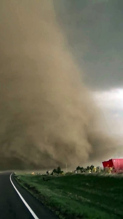 Massive Tornado Caught On Camera