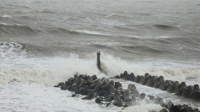 Bão số 8 có khả năng đổi hướng đột ngột, tình hình diễn biến phức tạp