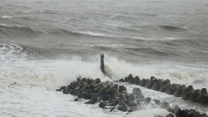 Bão số 8 có khả năng đổi hướng đột ngột, tình hình diễn biến phức tạp