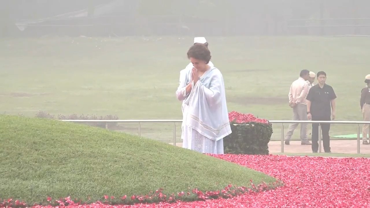 कांग्रेस महासचिव प्रियंका गांधी वाड्रा ने पूर्व प्रधानमंत्री पंडित जवाहरलाल नेहरू को श्रद्धांजलि दी