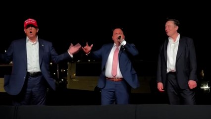 Donald Trump y Elon Musk suben al escenario a cantar 'God Bless America'