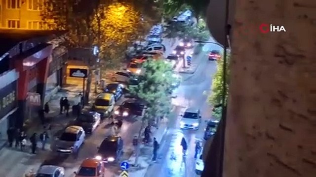 Yol ortasında birbirine girdiler! Kızların kavgasını erkekler bile ayıramadı