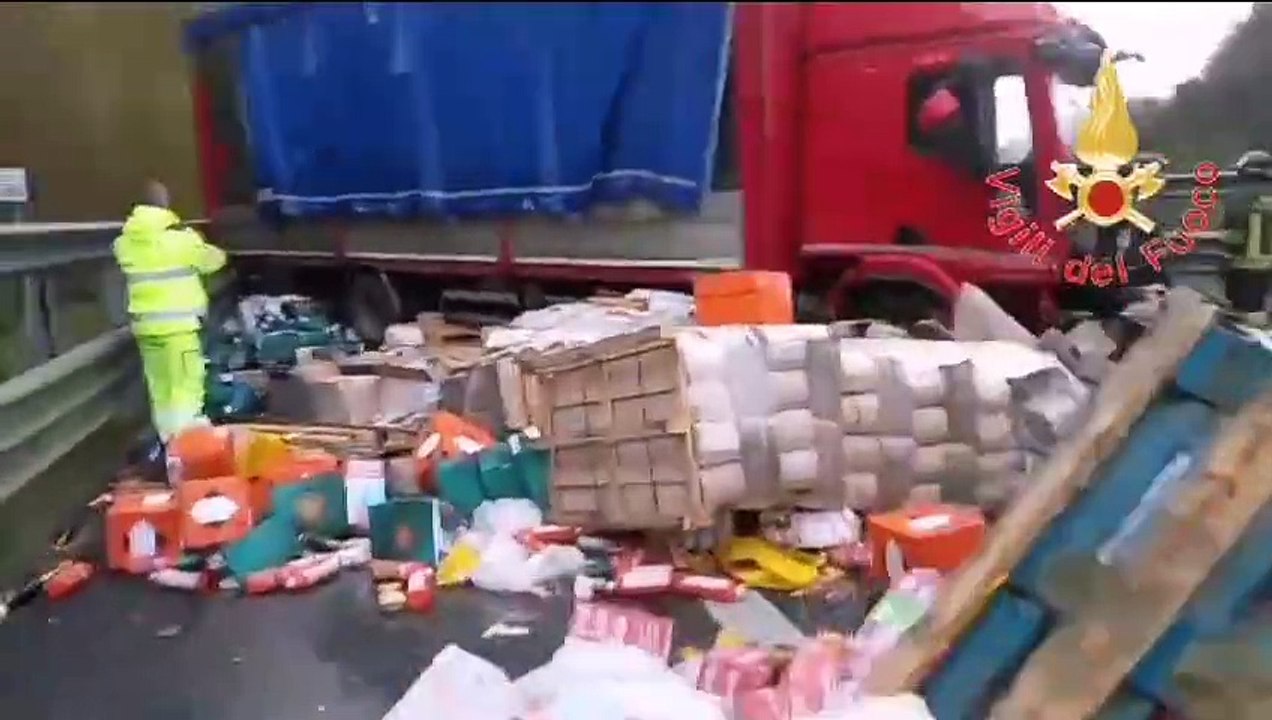 Si scontrano 3 tir sulla A2 del Mediterraneo: tre feriti e traffico bloccato ad Altilia
