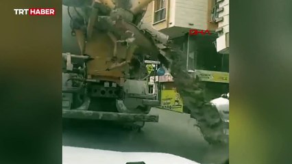 Beton mikseri yola harç dökerek ilerledi