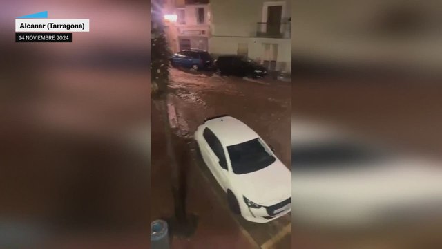 Lluvias torrenciales inundan las calles de Alcanar (Tarragona) durante la noche