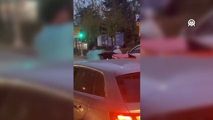Trafikte tartıştığı motokuryeye yumruk ve tokat attı