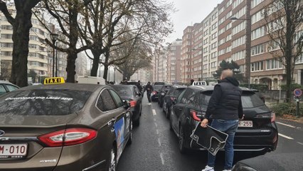 Les chauffeurs de taxi manifestent pour obtenir de meilleures conditions de travail