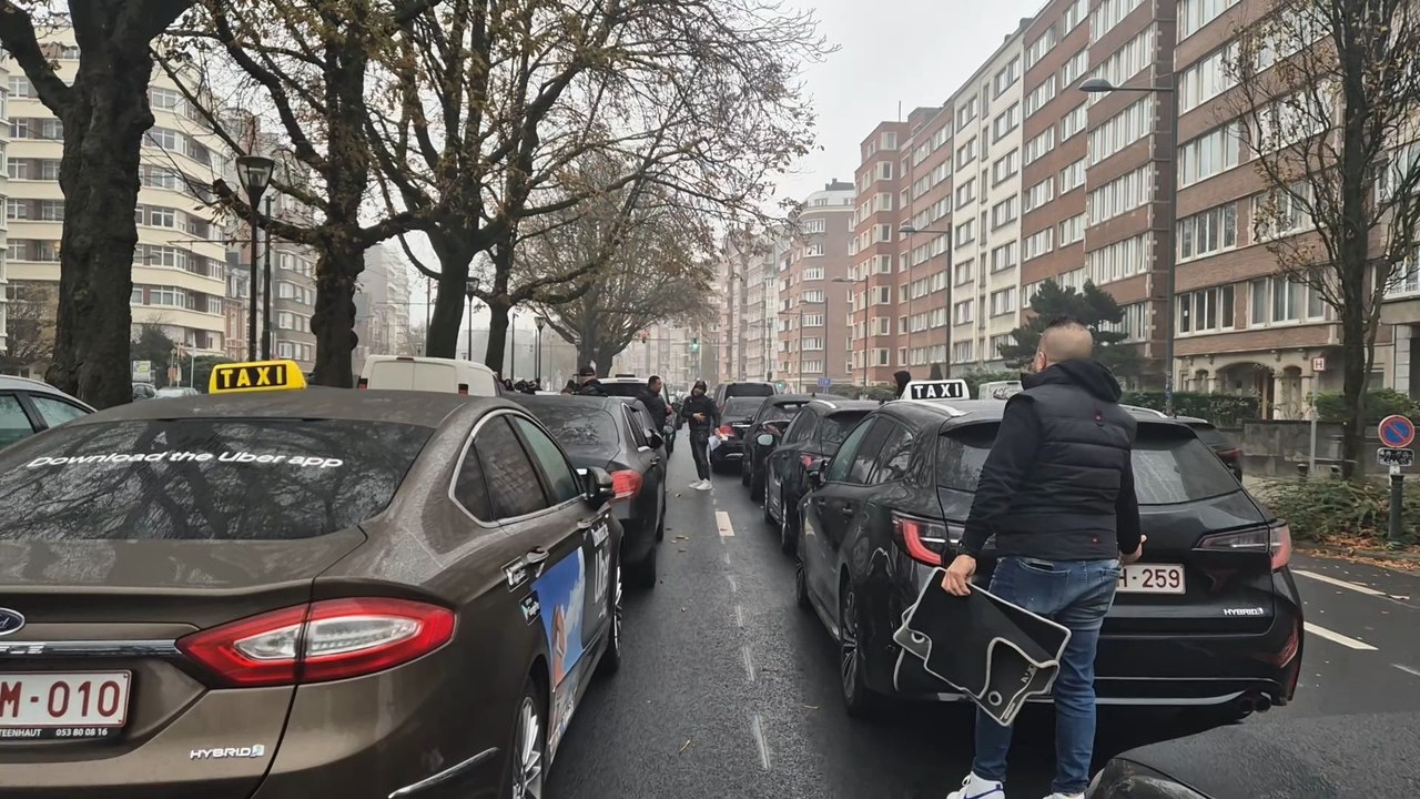 Les chauffeurs de taxi manifestent pour obtenir de meilleures conditions de travail