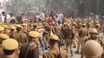 प्रयागराज में अभ्यर्थियों और पुलिस के बीच हाथापाई,छात्राओं के साथ अभद्रता का आरोप, स्थिति तनावपूर्ण