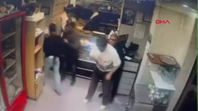Kebapçıda heimlich manevrasıyla müşterinin hayatını kurtardı