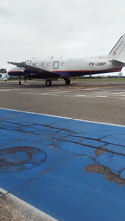 Avião taxiando