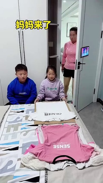 妈妈不让看手机，幸好我俩聪明，手机果然没被发现😂 #搞笑视频