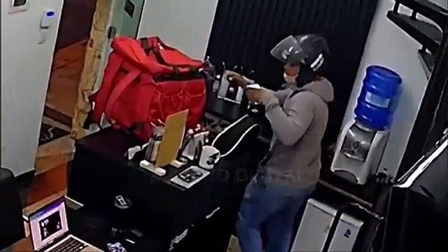 Ladrão se passa por motoboy e deixa prejuízo de R$16 mil em loja de celulares; veja vídeo