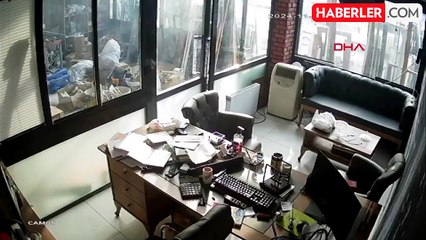 Güvercin beslemek için çıktığı asma tavan çöktü: O anlar kamerada
