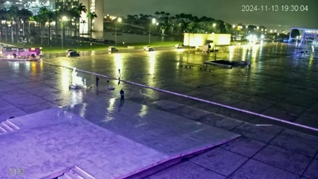 Imagens mostram homem jogando explosivos em frente ao STF