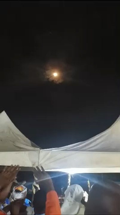 Quelqu’un peut nous dire si Elon Musk n’a pas envoyé un satellite à Yaoundé au Cameroun ?! Ils pensent à un miracle divin ! #miracle #Satellite #soleil #foi #sciences #yaounde #cameroun #lune #saturne