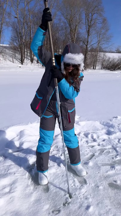 GIRL makes FIRE from ICE  #camping #survival #bushcraft #outdoors #lifehack