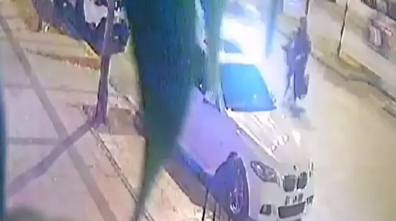 Yaya geçidindeki anne ile oğluna otomobil çarptı, diğer otomobil üzerlerinden geçti