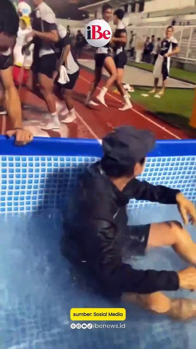 Kocak Shin Tae-yong Berontak Diceburkan ke Kolam