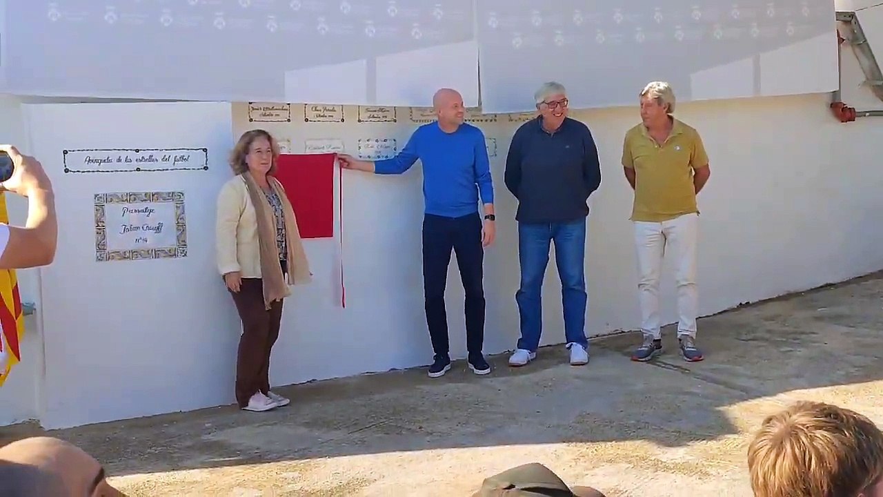 Jordi Cruyff destapa la placa en su honor en el Passatge Johan Cruyff