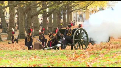 Colpi di cannone a salve per il 76esimo compleanno di Re Carlo III