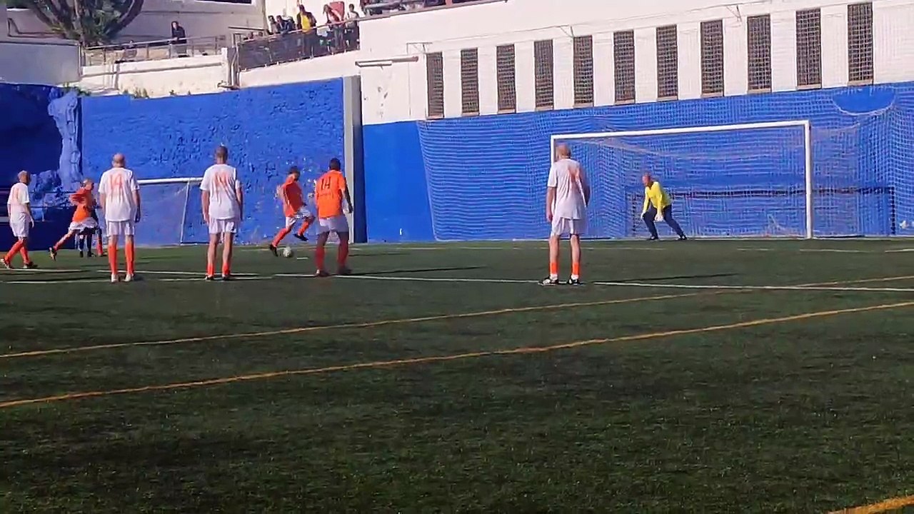 Eusebio Sacristán y Xavi Torres emulan el mítico penalti indirecto de Johan Cruyff