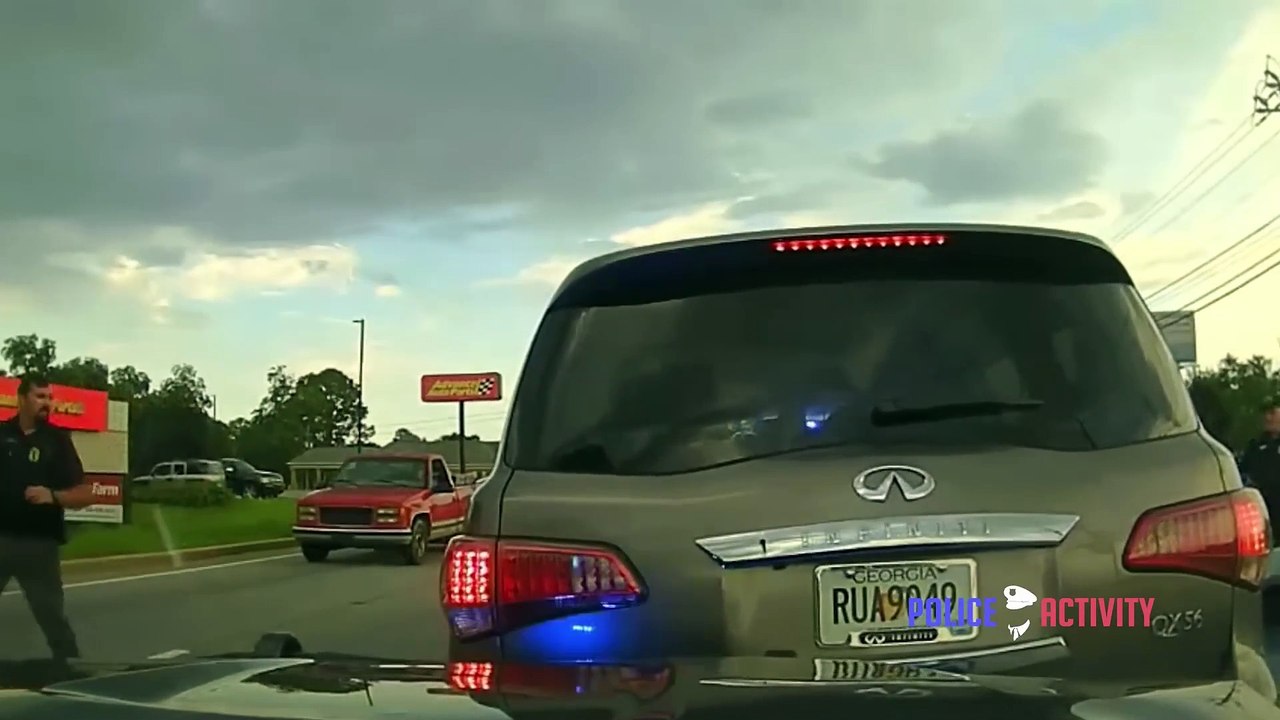 Woman With Child in Car Rams Multiple People _ Police Cars While Trying to Avoid Arrest(1080P_HD)