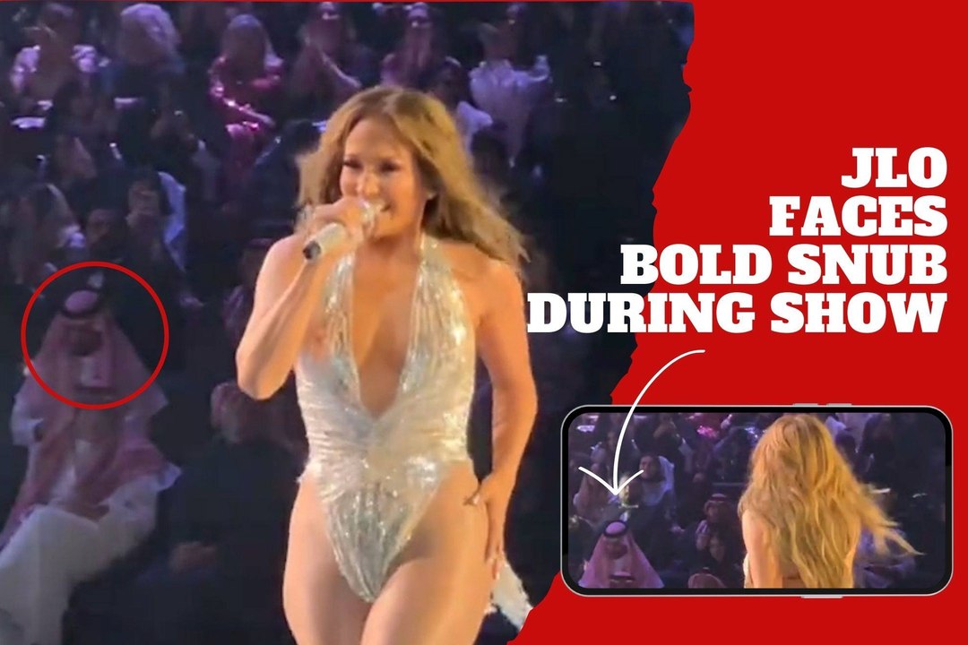 Arab Sheikhs look away during Jennifer Lopez’s  performance