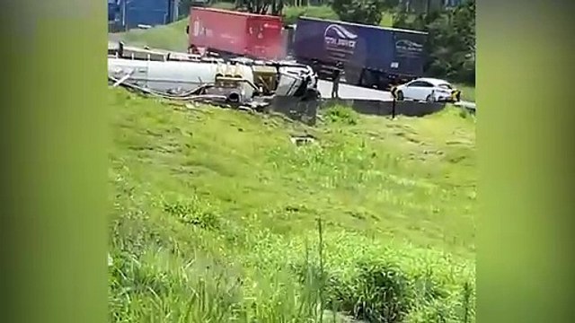 Passageiro morre em acidente com caminhão em Campina Grande do Sul