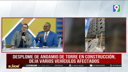 Cae andamio de construcción, varios vehículos afectados| El Show del Mediodía