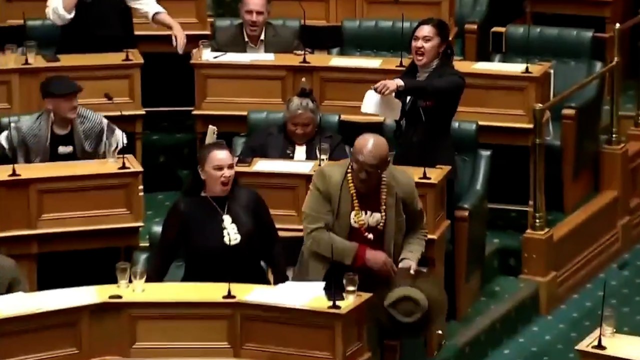 Des élus maoris lancent un haka en plein Parlement contre un projet de loi