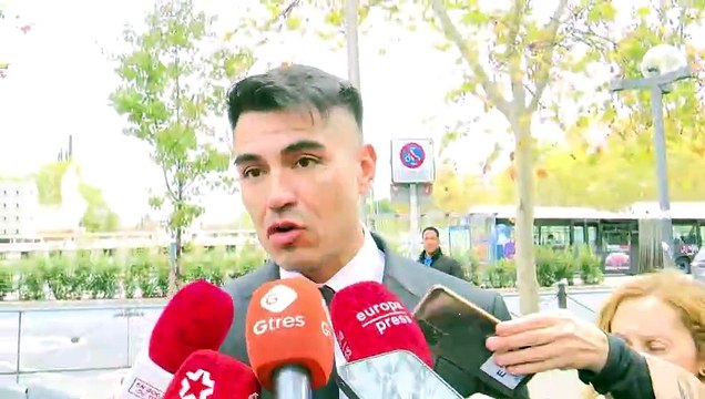 La becaria denunciante de Nacho Cano ratifica la denuncia y sale del juzgado cantando