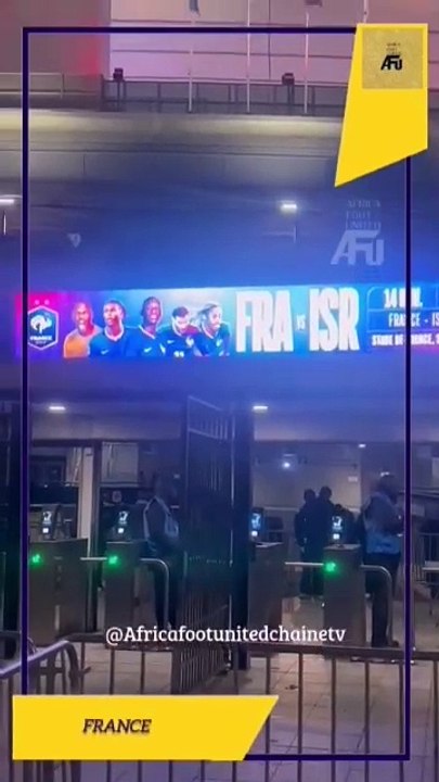 Plus de policiers que spectateurs pour l’instant aux abords du stade de France 🇫🇷. La préfecture de police refuse l’entrée de certains journalistes ce soir pour France 🇫🇷 - Israël 🇮🇱 pour des raisons de « sécurité » sans donner plus d’explications.