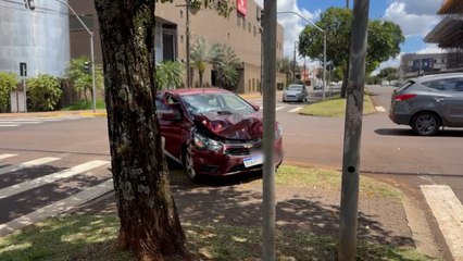 Acidente entre carros é registrado na Av. Toledo