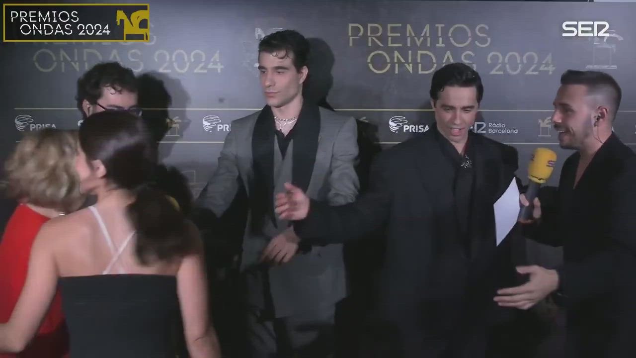 El momentazo en la alfombra roja de los Premios Ondas con todo el equipo de 'La Mesías'