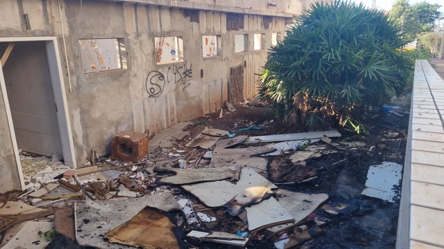 Corpo de Bombeiros combate chamas lixo no antigo Hospital do Coração