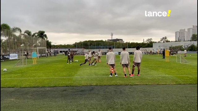 Memphis aplica drible em treino do Corinthians