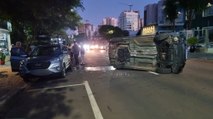 Civic tomba após bater contra Creta estacionado na Rua Presidente Kennedy