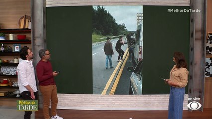 ABSURDO! Motorista quebra carros com machado após acidente de trânsito no PR | Melhor da Tarde