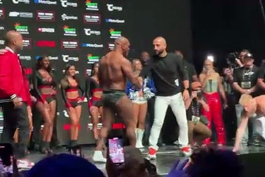 Mike Tyson despierta en pleno pesaje y le dio una lección a Jake Paul