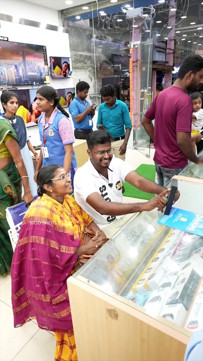 அம்மாக்கு புது Phone வாங்கிட்டோம்!! | Darling Showroom Mannargudi | Samsung S24 Ultra