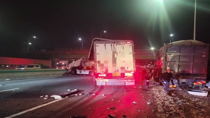 경부고속도로 트레일러·화물차 추돌...2명 중경상 / YTN