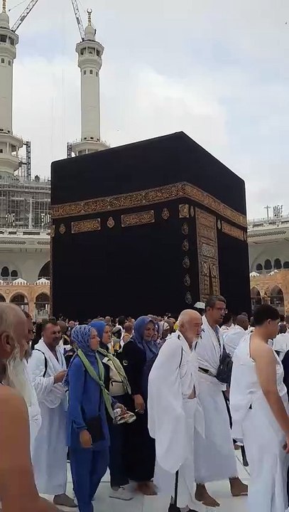 People are performing Tawaf in Masjid Al Haram, Makkah.