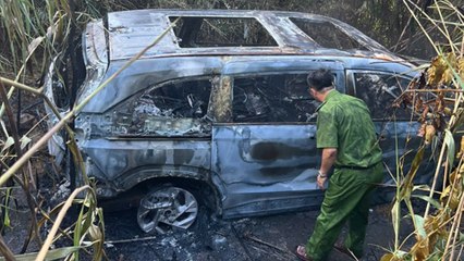 Phát hiện chiếc ô tô cháy đen dưới chân đèo Con Ó