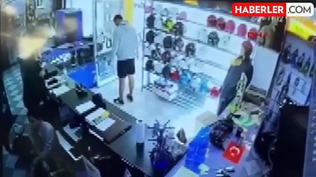 Atatürk'e saygısızlık yapmıştı, fotoğrafının önünde ters kelepçeli görüntülendi